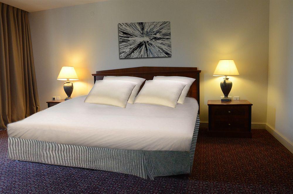 Avia Hotel & Resort Yehud-Monosson Extérieur photo